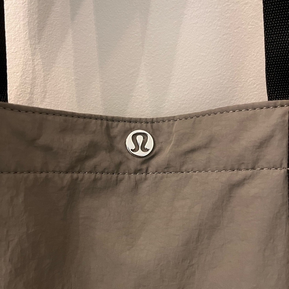 Lululemon Multi-Pocket Tote Bag - Picture 2 of 8